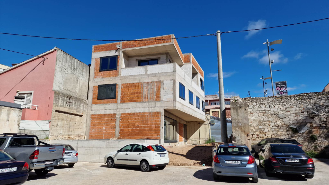 'Gradonačelnikova' zgrada izazvala interes Šibenčana: 'Riječ je o nasljedstvu moje supruge'