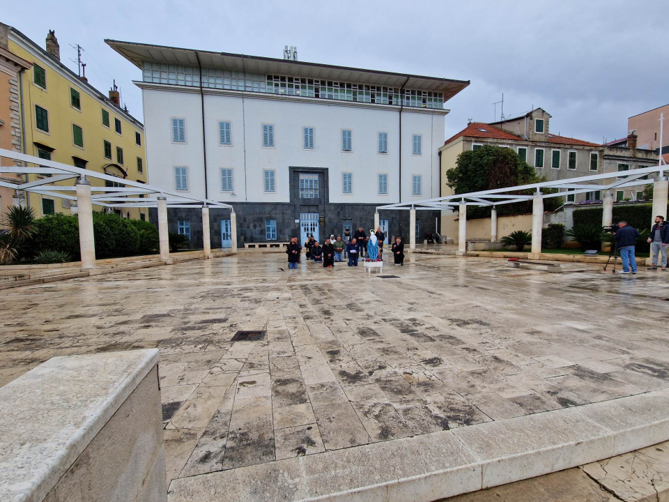 Kontraprosvjednici držali transparent 'Sloboda narodu', molitelji se pojačali 'vodičkim umjetnikom' Matešom 