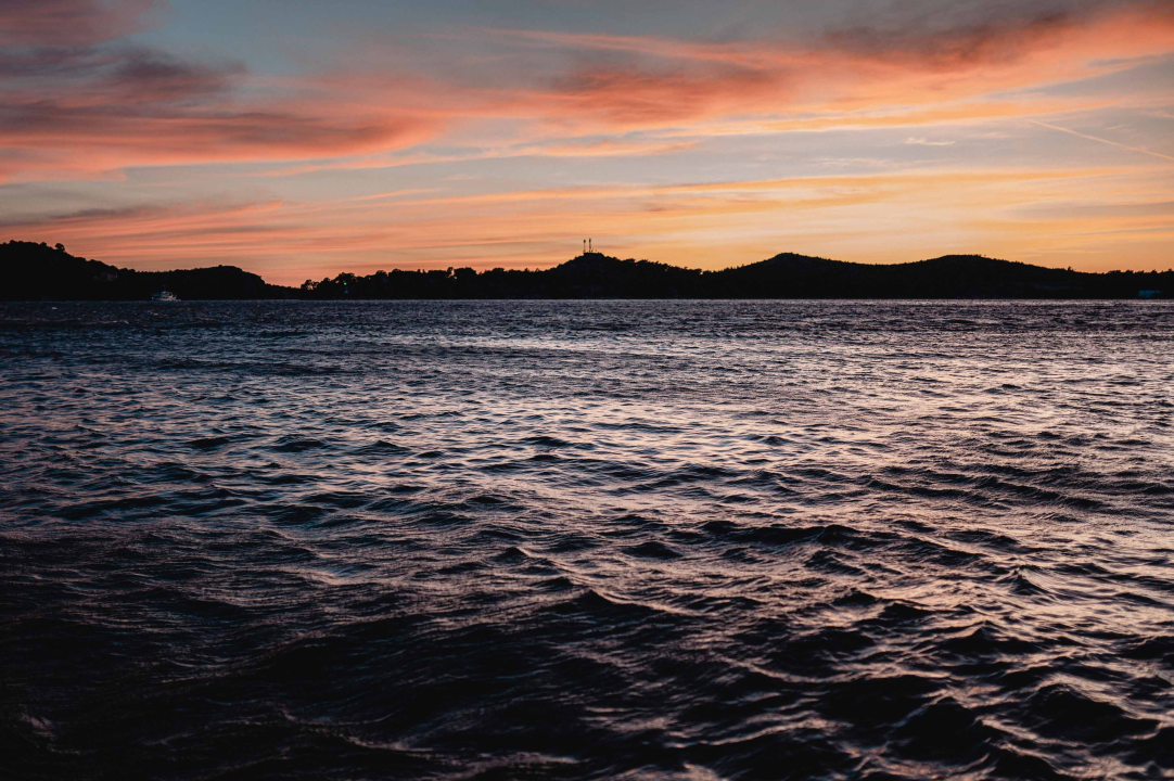 U očaravajućem zalasku uz orkansku buru neki su uživali u kratkim hlačama