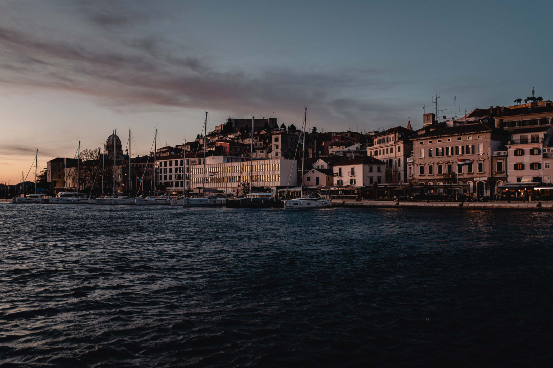 U očaravajućem zalasku uz orkansku buru neki su uživali u kratkim hlačama