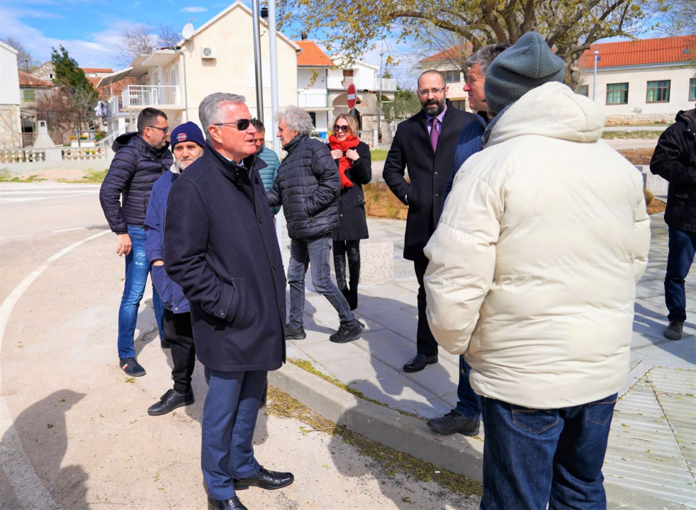 Burić i Mileta u Raslini obišli novi trg: 'Vjerujem da će biti koristan mještanima i gostima'