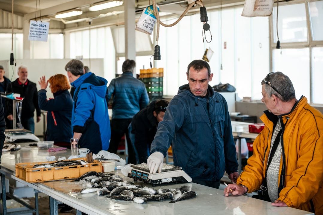 Bura učinila svoje: Veliki petak je, ali ponuda na šibenskoj peškariji nije bila bogzna što 