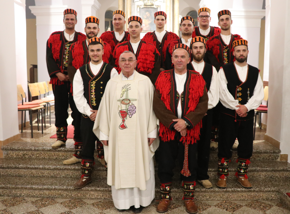 Čuvari Kristova groba u narodnim nošnjama njeguju tradiciju u Mirloviću