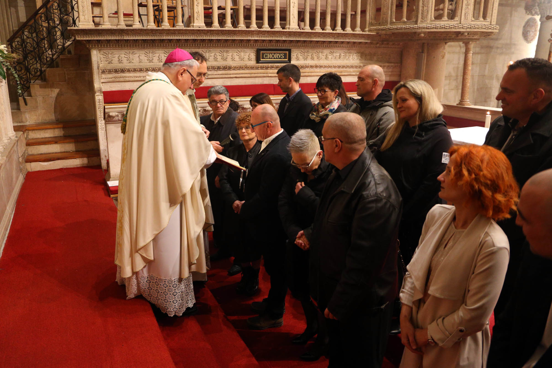 Biskup predvodio vazmeno bdijenje, četiri para vjenčana