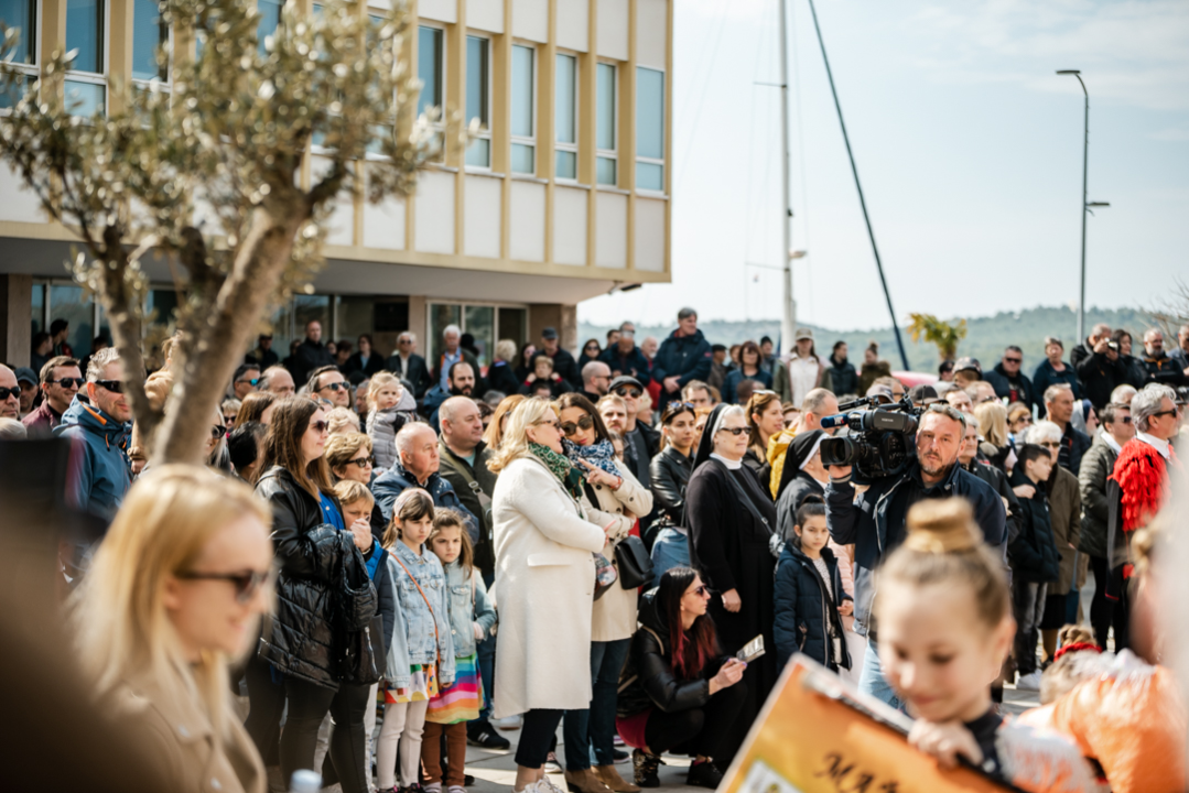 Tradicionalni šibenski Uskrsni doručak uz mega fritaju, domaća jela i slastice 