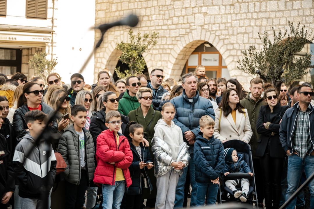 Tradicionalni šibenski Uskrsni doručak uz mega fritaju, domaća jela i slastice 