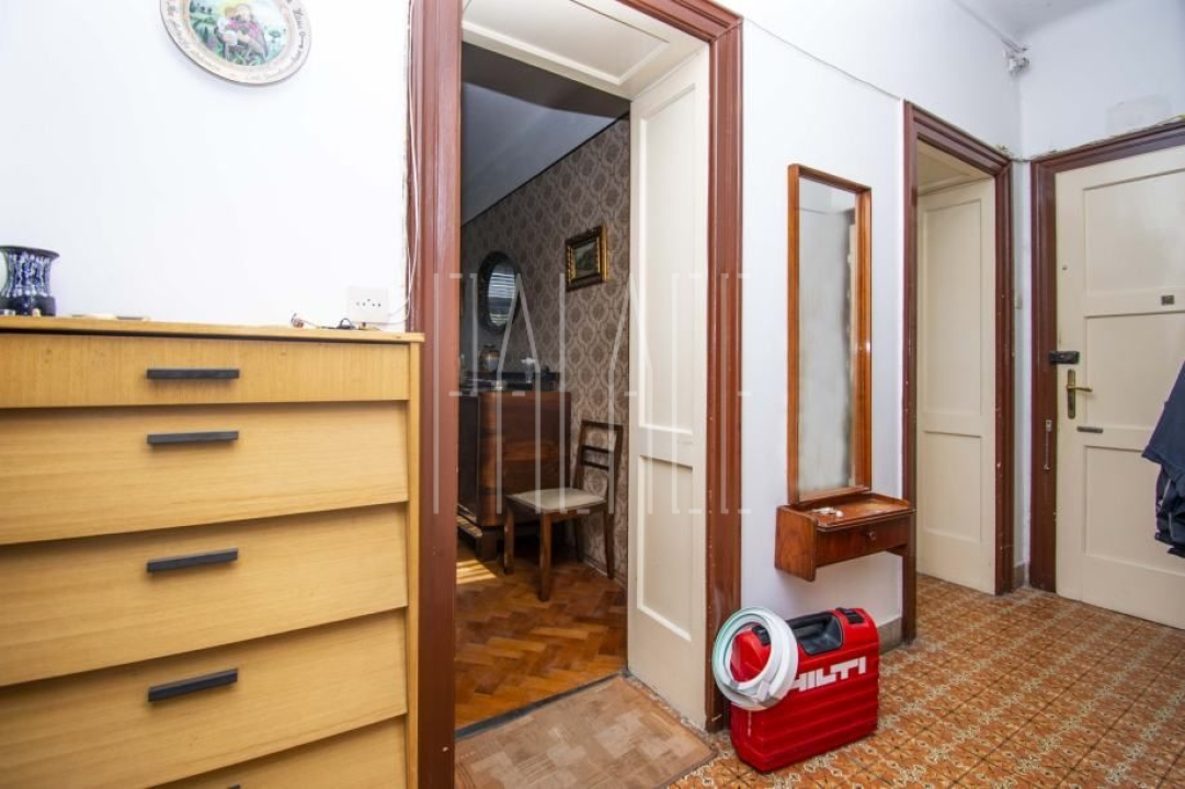 Prodaje se prostrani stan na jedinstvenoj lokaciji u centru Šibenika!