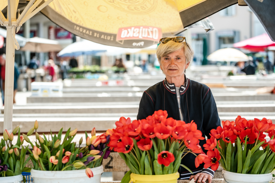 Radmila na šibenskoj pijaci više od 20 godina prodaje cvijeće: 'Sve što zaradim trošim na putovanja'