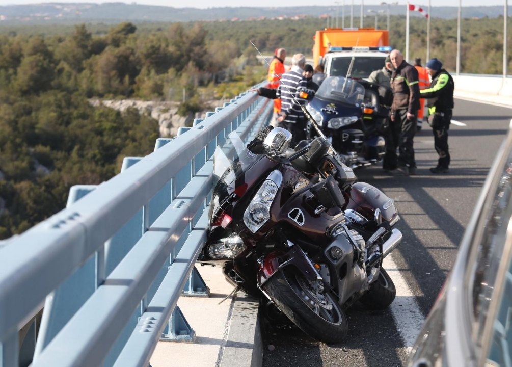Teže ozlijeđen motociklist, suvozačica se bori za život: Od siline udara preletjeli na suprotnu traku autoceste
