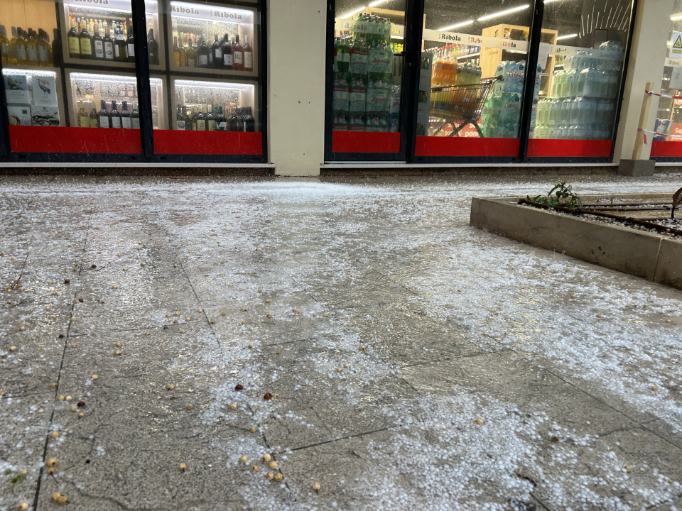 Krupa iznenadila Šibenčane, mokri se skrivali po trgovinama