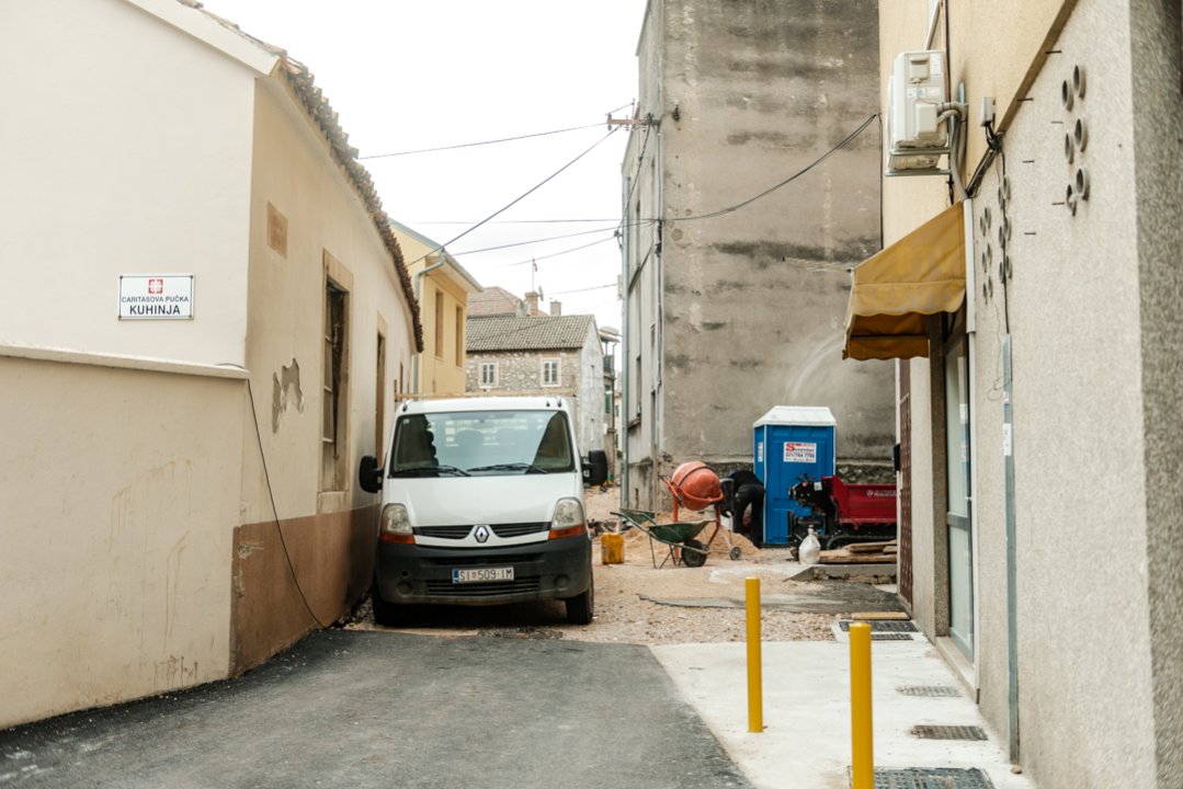 Saznali smo zašto su zapeli radovi od Caritasa do Šarine pekare: Rokovi probijeni, Facebook 'gori'