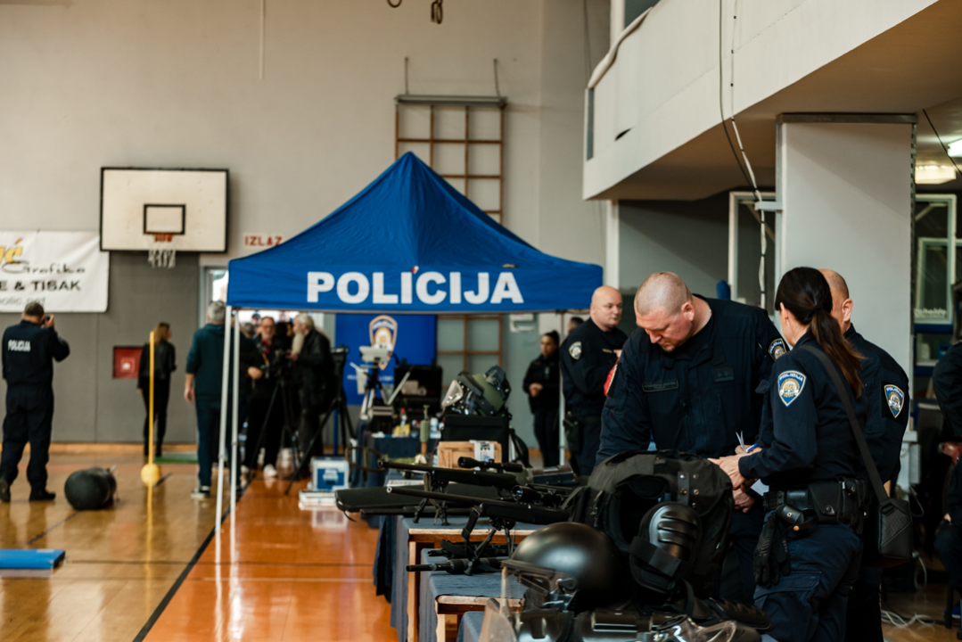Tribine na Baldekinu pune, policija zauzela teren: Tko želi postati policajac?