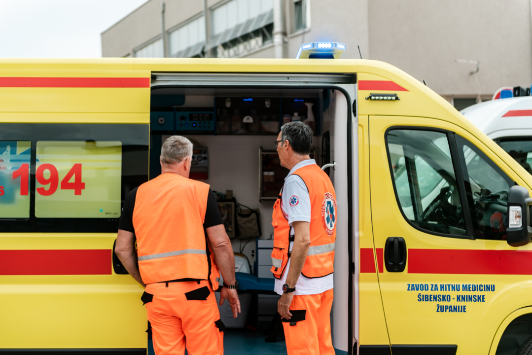 Župan Jelić predao sanitetsko vozilo Zavodu za hitnu medicinu: ‘Sigurnost vozača i pacijenata nam je na prvom mjestu'