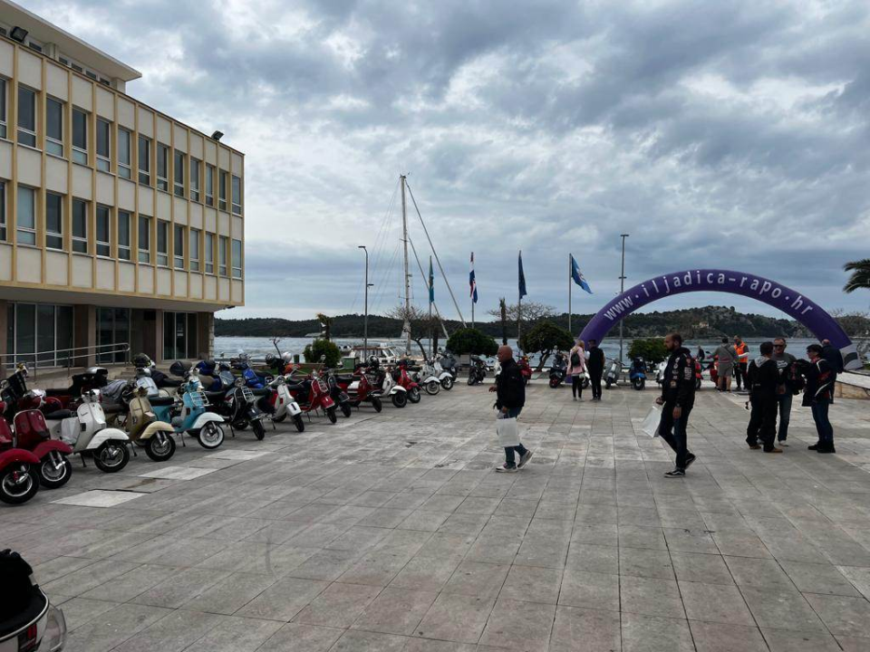 Stotinjak zaljubljenika u Vespe na šibenskoj rivi: Napravit će i đir do Drniša 