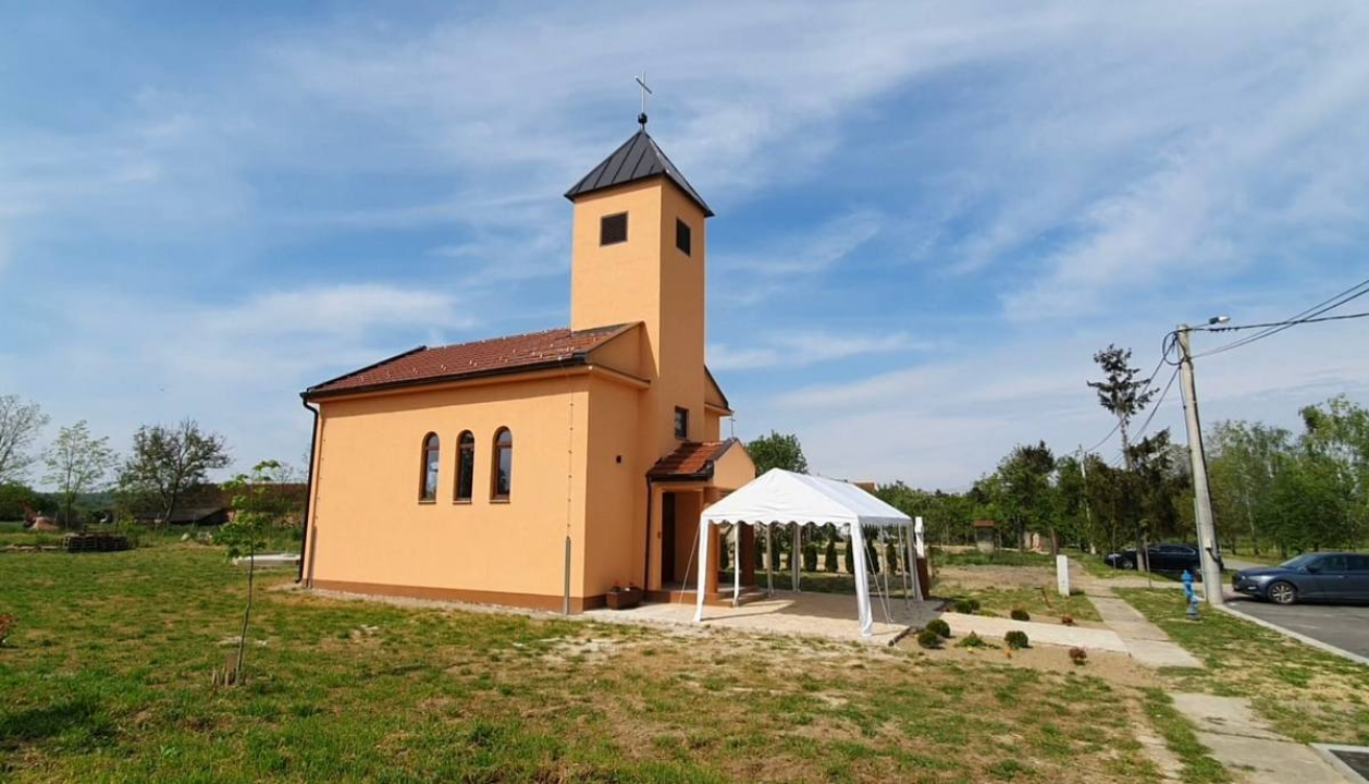 Vukšićki bećari donirali kameni križ, krstionicu i benkovački kamen za novu crkvu u Baranji