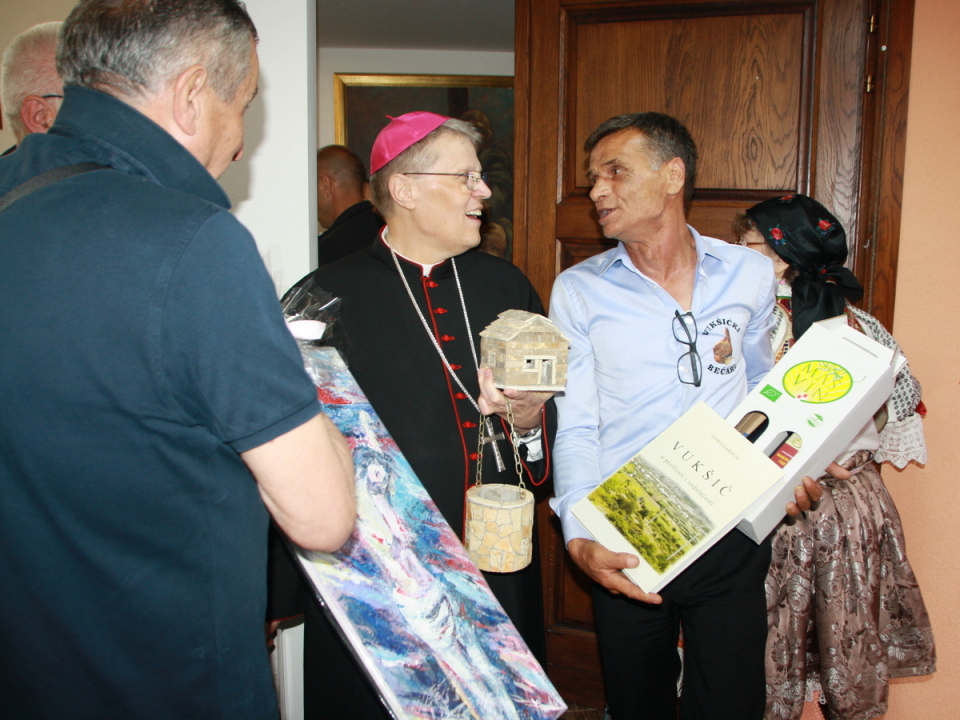 Vukšićki bećari donirali kameni križ, krstionicu i benkovački kamen za novu crkvu u Baranji