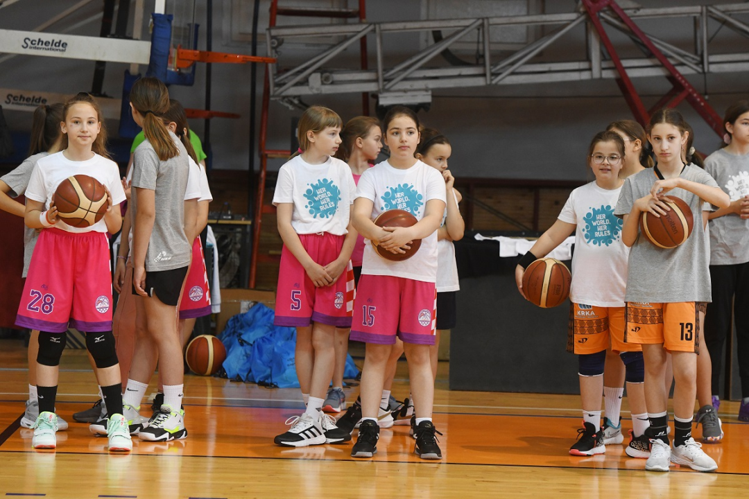 Uspješno održan projekt &quot;Njezin svijet, njezina pravila&quot;: 40 djevojčica se zabavljalo i učilo o košarci