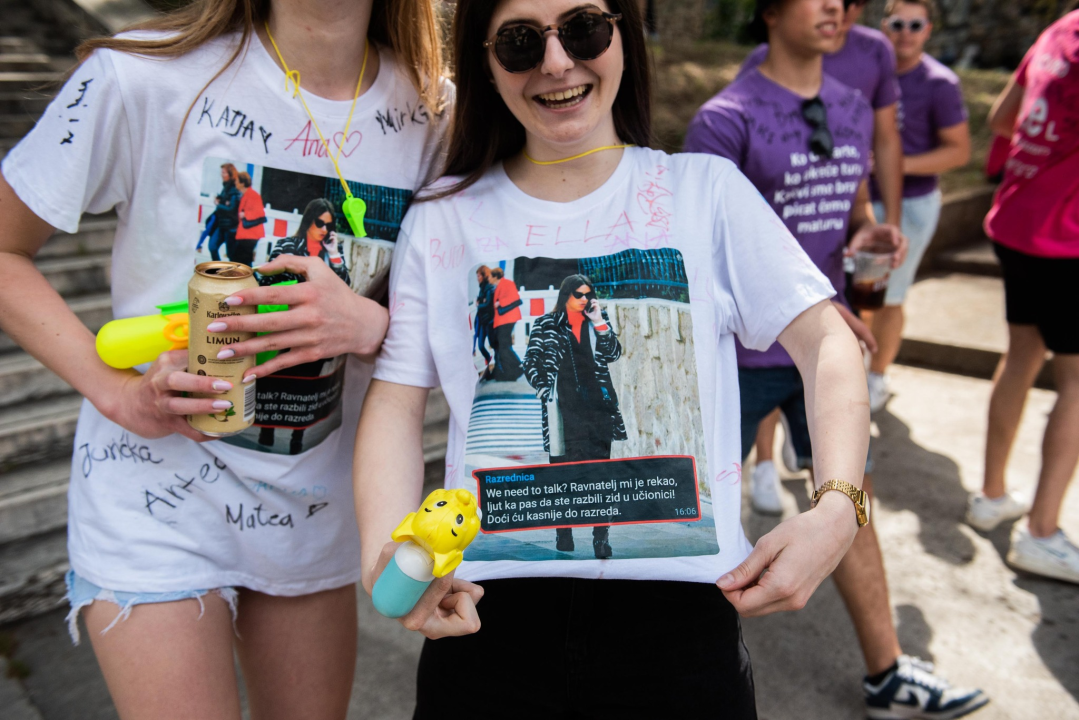 Danas je njihov dan: Maturanti se od jutra okupljaju ispred svojih škola