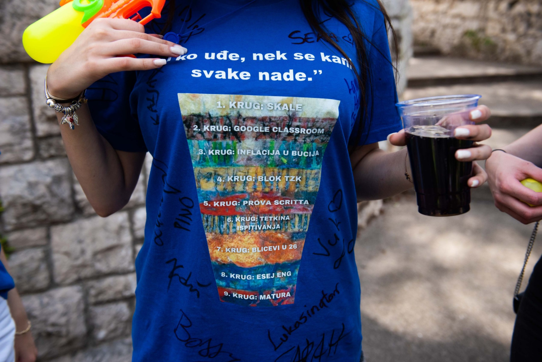 Danas je njihov dan: Maturanti se od jutra okupljaju ispred svojih škola