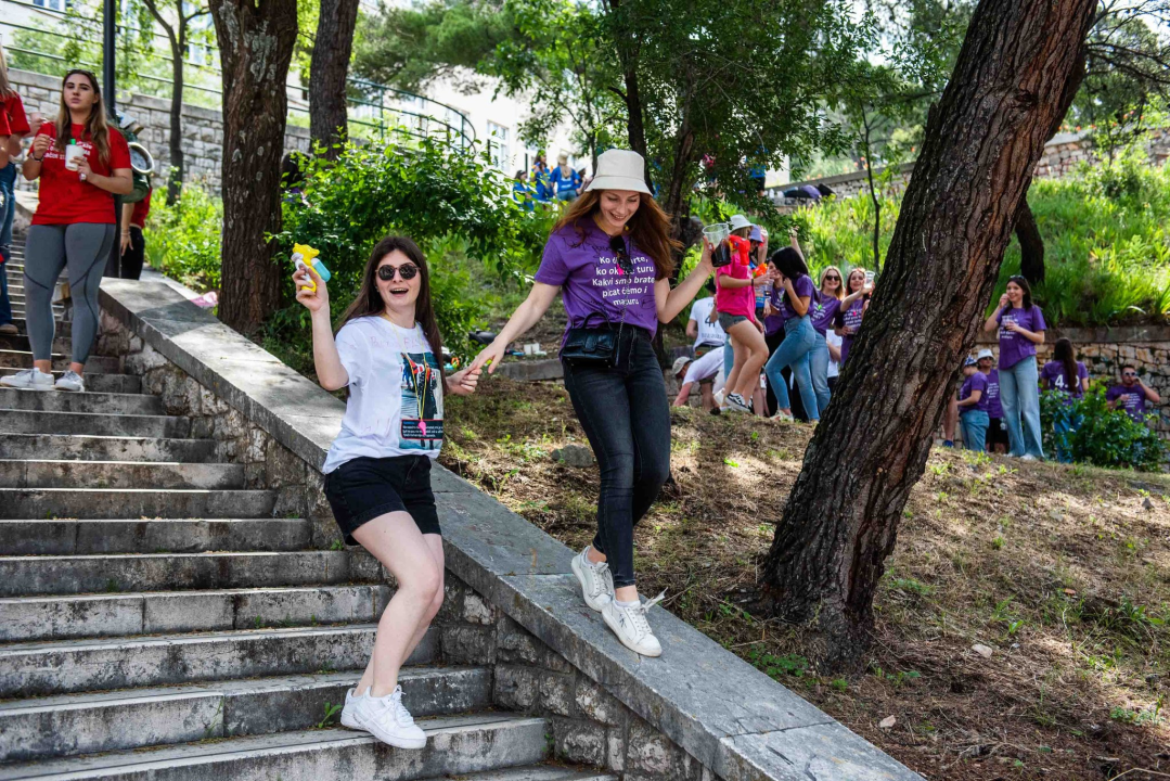 Danas je njihov dan: Maturanti se od jutra okupljaju ispred svojih škola