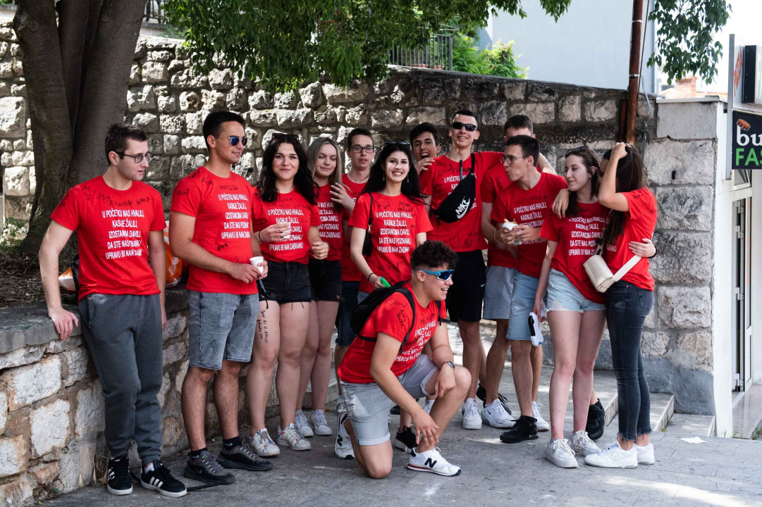 Danas je njihov dan: Maturanti se od jutra okupljaju ispred svojih škola