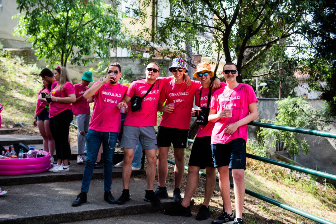 Danas je njihov dan: Maturanti se od jutra okupljaju ispred svojih škola