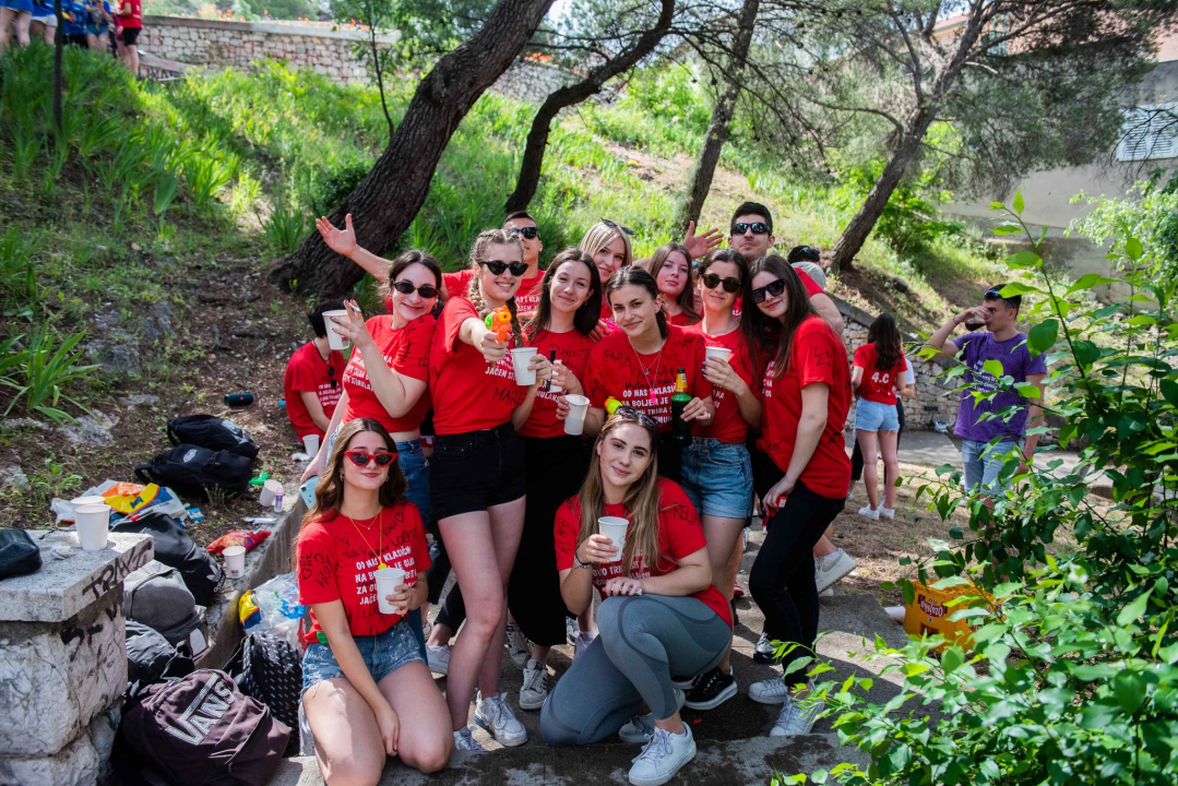 Danas je njihov dan: Maturanti se od jutra okupljaju ispred svojih škola