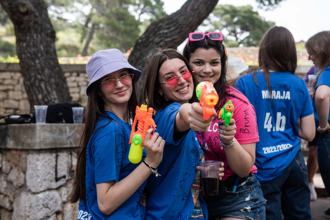 Danas je njihov dan: Maturanti se od jutra okupljaju ispred svojih škola