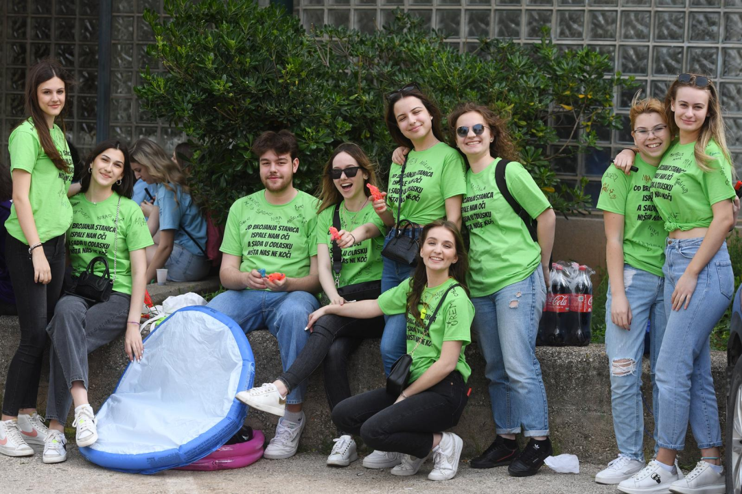 Danas je njihov dan: Maturanti se od jutra okupljaju ispred svojih škola