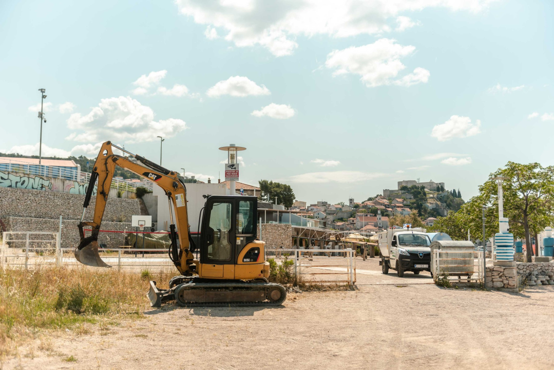 Polomljene daske i puknuta žica: Plaža Banj nije spremna za sezonu, iz Grada obećavaju da će za pet-šest dana sve ušminkati 