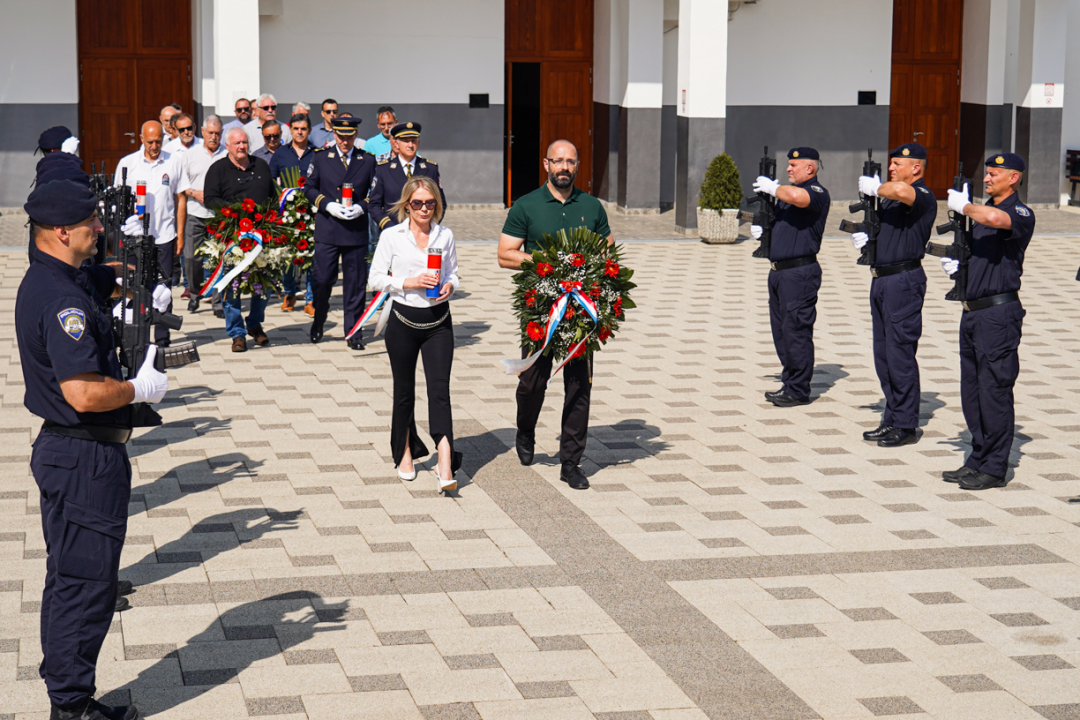 Na Kvanju položeni vijenci i zapaljene svijeće u povodu Dana Državnosti