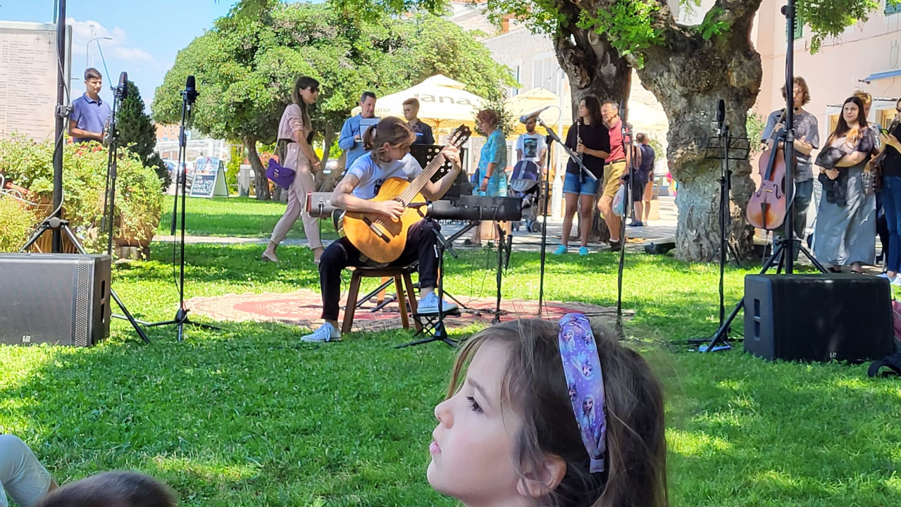 Mladi šibenski glazbenici zasvirali ispred Azimuta i pozvali na upis u Glazbenu školu