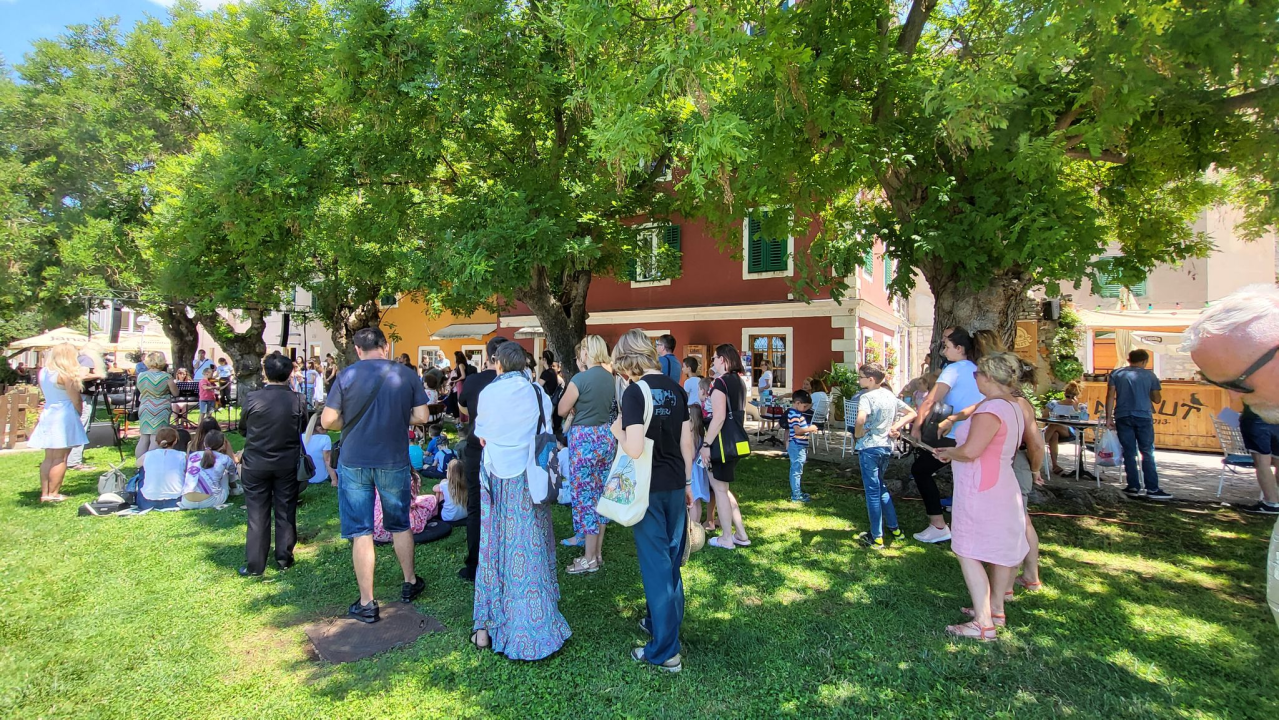 Mladi šibenski glazbenici zasvirali ispred Azimuta i pozvali na upis u Glazbenu školu