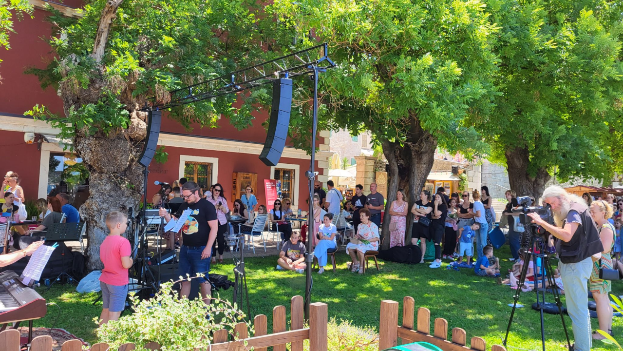 Mladi šibenski glazbenici zasvirali ispred Azimuta i pozvali na upis u Glazbenu školu