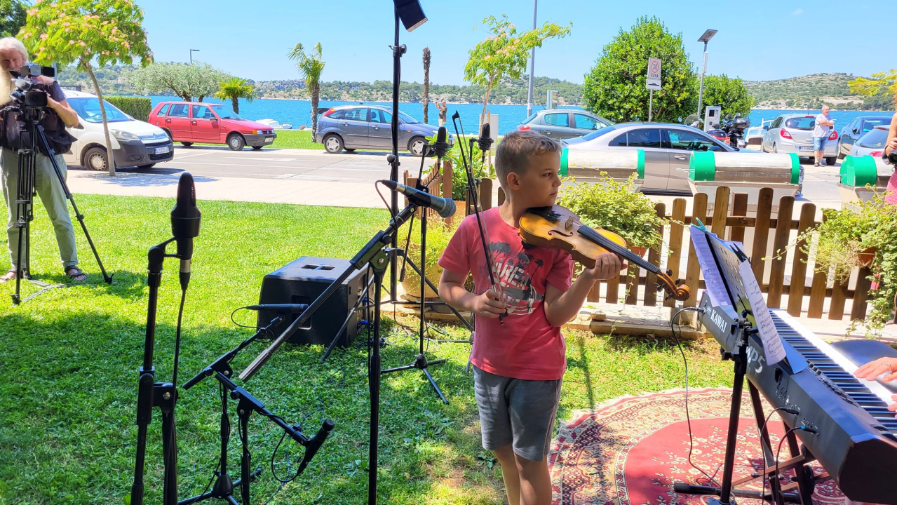 Mladi šibenski glazbenici zasvirali ispred Azimuta i pozvali na upis u Glazbenu školu