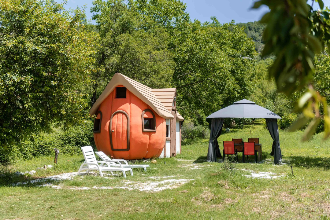 U Rupama postoji bajkovito selo u kojem možete spavati u gljivi ili bundevi