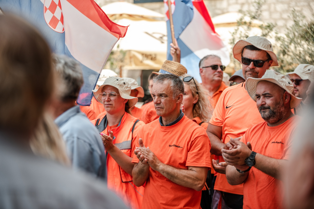 Štrajk radnika Cesta Šibenik preselio se županu pod prozor, on tvrdi: 'Iza svega stoji HDZ!'