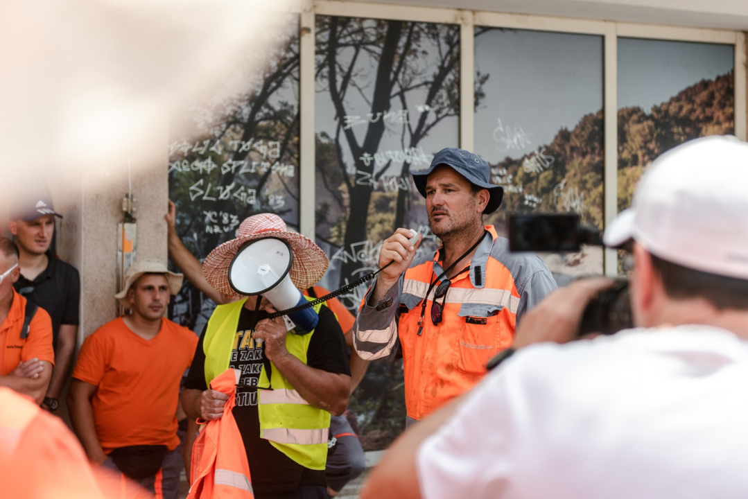 Štrajk radnika Cesta Šibenik preselio se županu pod prozor, on tvrdi: 'Iza svega stoji HDZ!'