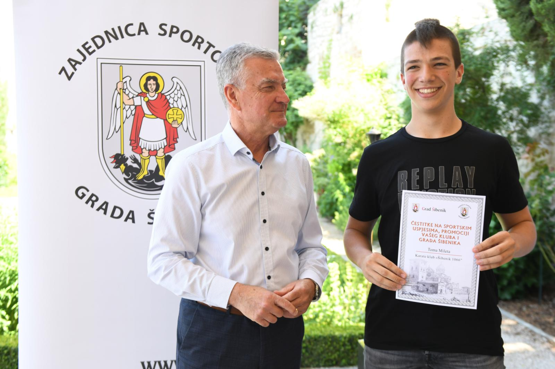 Druženje gradonačelnika i mladih, uspješnih šibenskih sportaša u vrtu Sv. Lovre