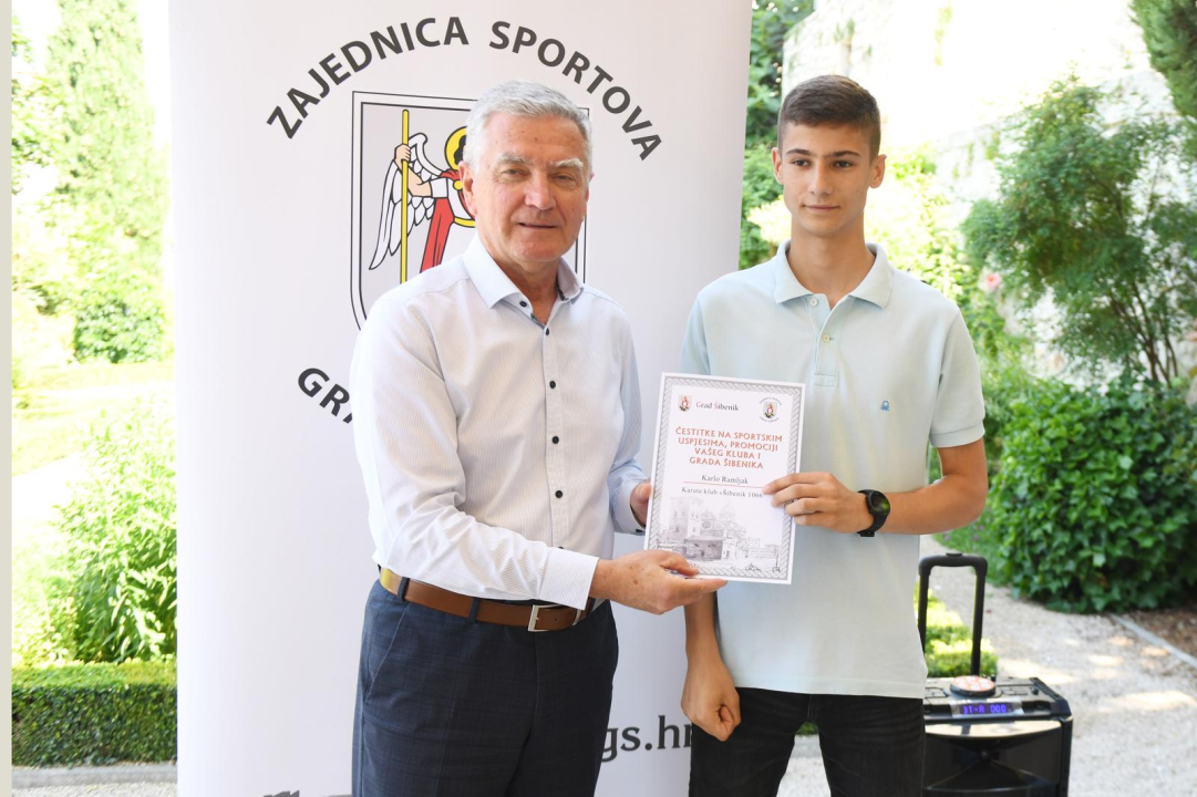 Druženje gradonačelnika i mladih, uspješnih šibenskih sportaša u vrtu Sv. Lovre