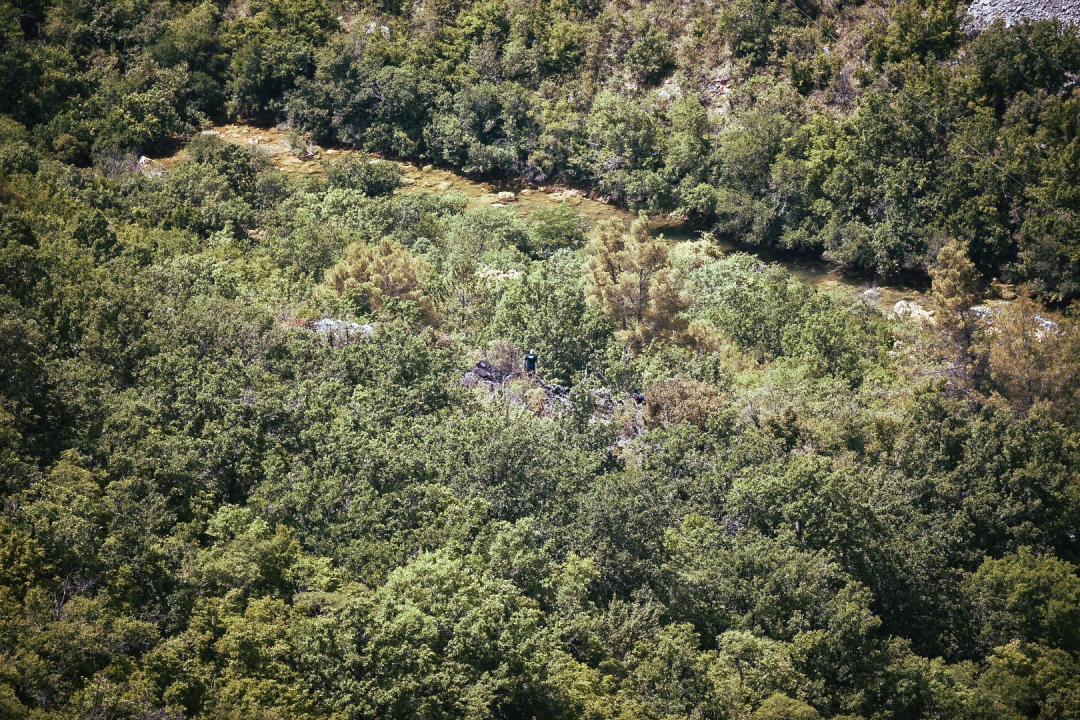 Helikopter koji se srušio u kanjon Čikole zapeo za zipline: Traje potraga za trećim putnikom, uskoro istraga