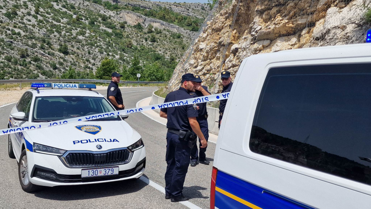 Helikopter koji se srušio u kanjon Čikole zapeo za zipline: Traje potraga za trećim putnikom, uskoro istraga