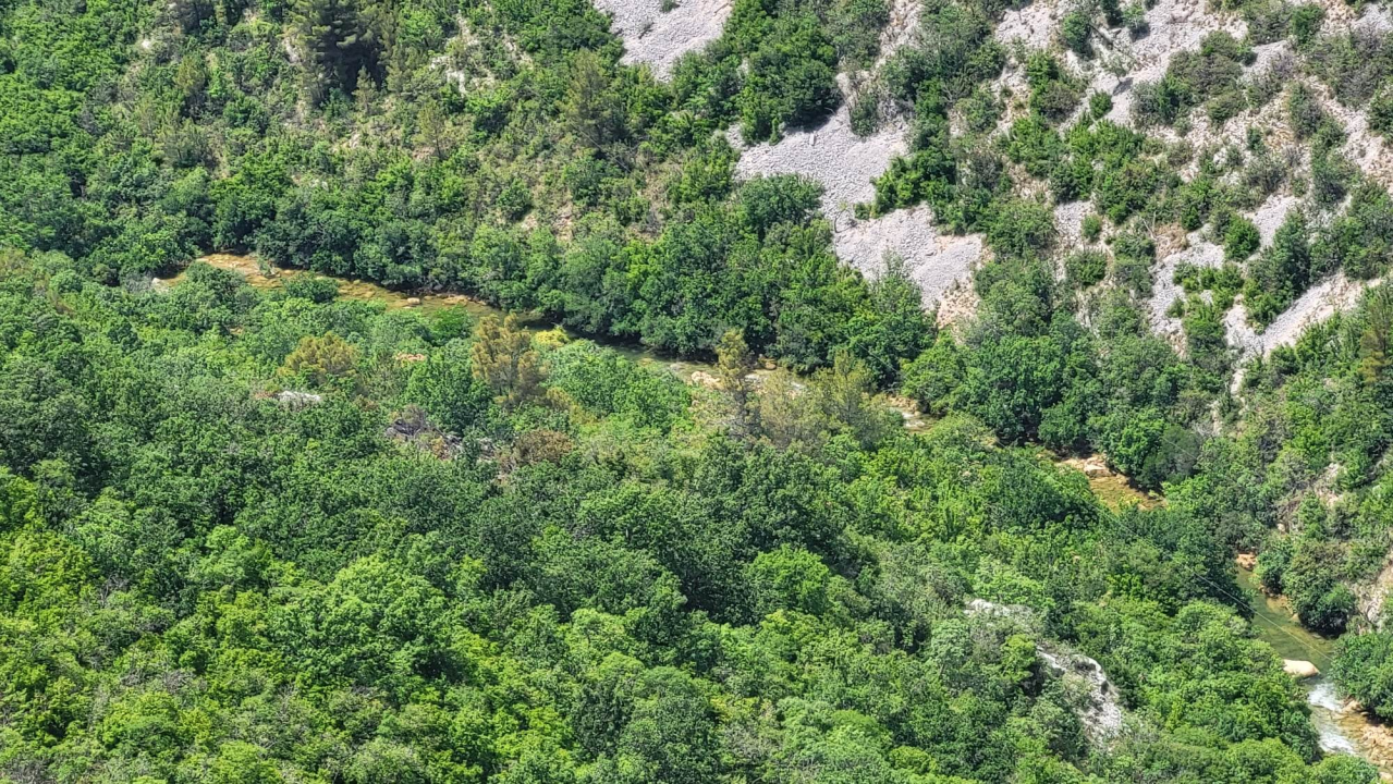 Helikopter koji se srušio u kanjon Čikole zapeo za zipline: Traje potraga za trećim putnikom, uskoro istraga
