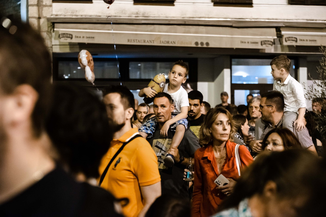 Šibenska noć napunila ulice ljudima koje je rasplesao bend Silente!