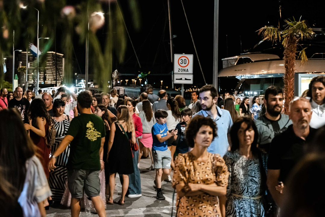 Šibenska noć napunila ulice ljudima koje je rasplesao bend Silente!