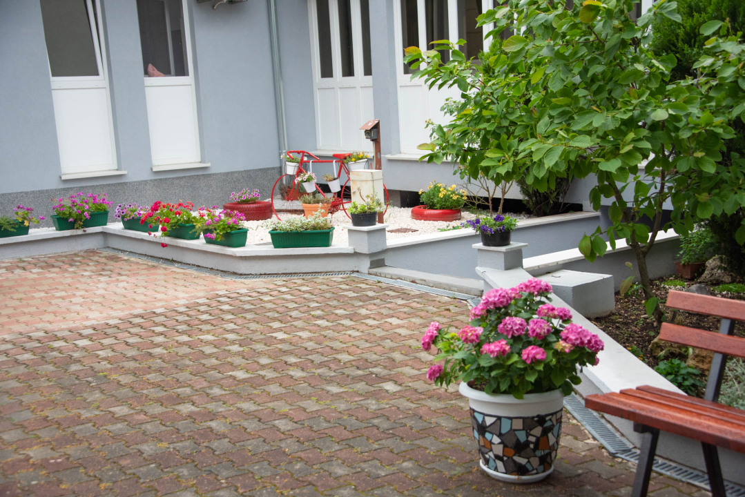 Druženje u Domu za starije i nemoćne Knin povodom uređenja okoliša  