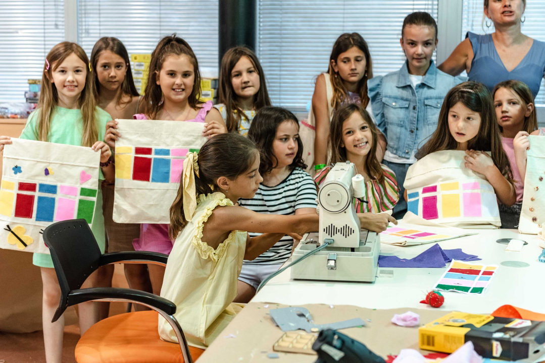 Radionica šivanja u Šibeniku pravi je hit među djecom, a neki su se zbog nje dizali u 5 sati