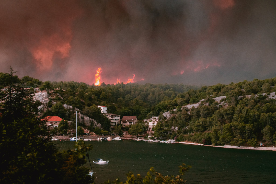 Godišnjica strašnog požara u Zatonu i Raslini: ‘Sjećam se bijele pjene koja lebdi zrakom ispunjenim dimom. Vrijeme je stalo’ 