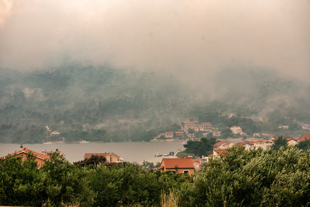 FOTOGALERIJA: Vatrogasci i stanovnici bore se s požarom u Grebaštici
