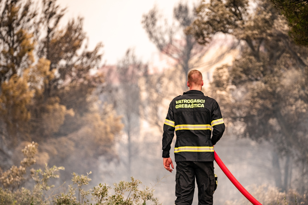 FOTOGALERIJA: Vatrogasci i stanovnici bore se s požarom u Grebaštici